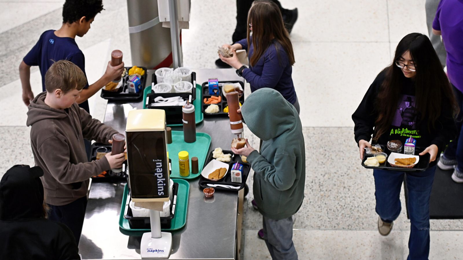 Students eat lunch at Carl Ben Eielson Middle School in Fargo on Jan. 22, 2025. Free school meal advocates in North Dakota are calling on the state Legislature to prioritize permanent funding to pay for meals. (Dan Koeck/For the North Dakota Monitor)